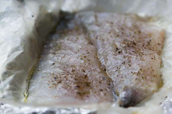 Филе судака разрезаем на порционные кусочки, солим, перчим сбрызгиваем оливковым маслом. Кладем на раскаленную сковородку с маслом шкуркой вниз. Жарим на большом огне, прижимая рыбу первые 30 секунд лопаткой. Рыбу переворачиваем, когда шкурка станет румяной и хрустящей. Жарим на другой стороне ещё 5 минут. Филе судака разрезаем на порционные кусочки, солим, перчим сбрызгиваем оливковым маслом. Кладем на раскаленную сковородку с маслом шкуркой вниз. Жарим на большом огне, прижимая рыбу первые 30 секунд лопаткой. Рыбу переворачиваем, когда шкурка станет румяной и хрустящей. Жарим на другой стороне ещё 5 минут.