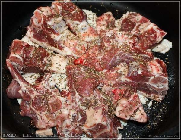 Мясо солим и присыпаем зирой и толченым кориандром. Мясо солим и присыпаем зирой и толченым кориандром.