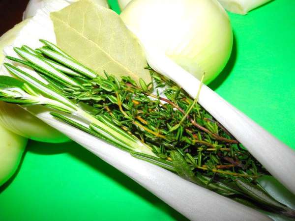 Приготовить букет гарни. Bouquet garni (букет гарни) очень распространен на юге Франции и представляет собой букетик из душистых трав, перевязанных ниточкой. Базовыми компонентами являются тимьян и лавровый лист, остальные добавляются по вкусу и желанию, это может быть петрушка, сельдерей, розмарин, кервель и др. Мой включал 4 компонента. В полосочку лука порея я положила веточку тимьяна, розмарина, лавровый лист, закутала и перевязала ниточкой. Приготовить букет гарни. Bouquet garni (букет гарни) очень распространен на юге Франции и представляет собой букетик из душистых трав, перевязанных ниточкой. Базовыми компонентами являются тимьян и лавровый лист, остальные добавляются по вкусу и желанию, это может быть петрушка, сельдерей, розмарин, кервель и др. Мой включал 4 компонента. В полосочку лука порея я положила веточку тимьяна, розмарина, лавровый лист, закутала и перевязала ниточкой.
