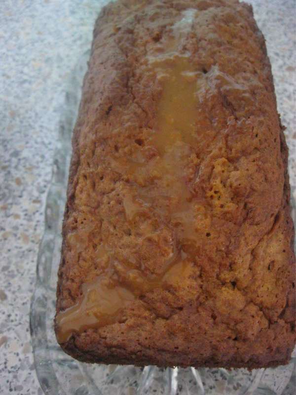 В миске прогреть 100 гр сгущенки и молока.
Полить соусом теплый кекс. Дать остыть.
