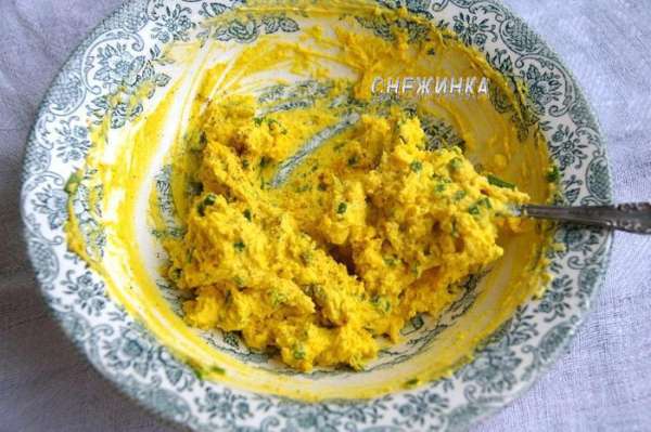 Добавляем зелёный лук, соль, молотый перец по вкусу, перемешиваем. Я соль не добавляла.
Добавляем зелёный лук, соль, молотый перец по вкусу, перемешиваем. Я соль не добавляла.