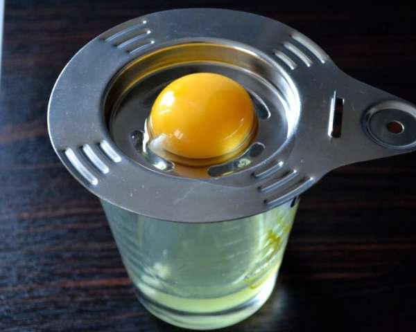 Желтки отделить от белков. Желтки осторожно выложить в половинки скорлупок.