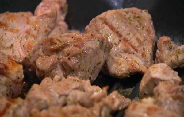 Разогреть сковороду-гриль и пожарить мясо со всех сторон до готовности. Разогреть сковороду-гриль и пожарить мясо со всех сторон до готовности.