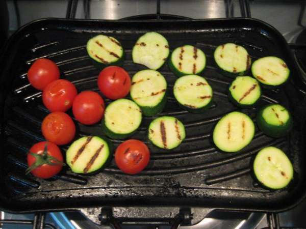 Сковороду-гриль слегка смазать оливковым маслом, обжарить все овощи с двух сторон до готовности.