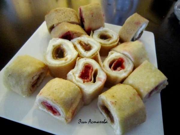 Так же можно приготовить более легкий вариант: блинные роллы с двойным вкусом. Все также, только отдельно рулетики с начинками делать не надо, а на край блина выложить начинку и свернуть в 1-2 оборота, а потом проложить вдоль свернутого рулетика вторую сливочно-сырную начинку в виде колбаски и свернуть рулетик - ролл. Так получатся роллы с 2 видами начинки. Теперь нарезаю весь ролл на равные кусочки и выкладываем на блюдо. Так же можно приготовить более легкий вариант: блинные роллы с двойным вкусом. Все также, только отдельно рулетики с начинками делать не надо, а на край блина выложить начинку и свернуть в 1-2 оборота, а потом проложить вдоль свернутого рулетика вторую сливочно-сырную начинку в виде колбаски и свернуть рулетик - ролл. Так получатся роллы с 2 видами начинки. Теперь нарезаю весь ролл на равные кусочки и выкладываем на блюдо.