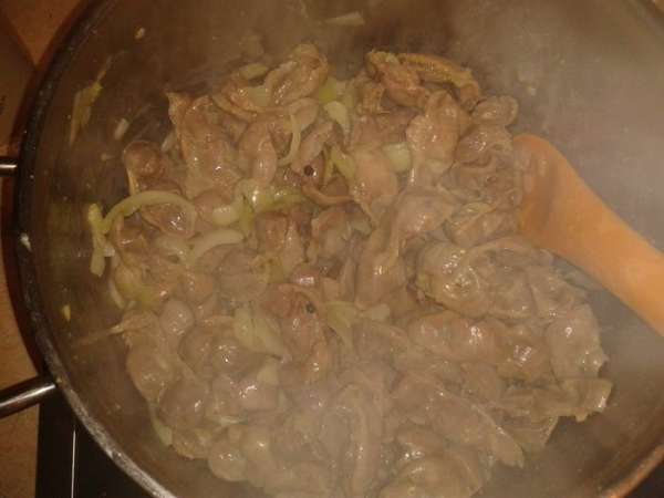 Желудки куриные очищенные помыть, пожарить на сливочном масле, посолить, добавить лук, нарезанный кольцами, жарить на сильном огне, помешивать 10 минут. Затем на медленном огне 1 час тушить с добавлением 1 стакана воды. Желудки куриные очищенные помыть, пожарить на сливочном масле, посолить, добавить лук, нарезанный кольцами, жарить на сильном огне, помешивать 10 минут. Затем на медленном огне 1 час тушить с добавлением 1 стакана воды.
