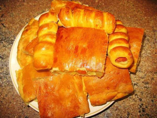 Нарезаем яблоко на кусчки,у меня антоновка,чуть песка,поливаю мёдом когда начинка уже выложена на нижнем слое теста,накрываем верхним слоем теста и защипываем.
яйцо целиком перемешиваю и смазываю...ставлю в духовку...
когда готовы смазываю маслом сливочным пока горячии и накрываю полотенцем....всё!!!)