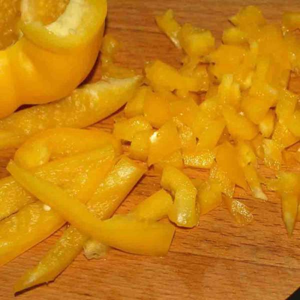 Болгарский перец нарезать кубиками. Болгарский перец нарезать кубиками.