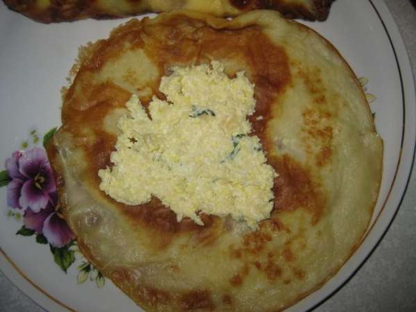 Начинить начинкой блины.
