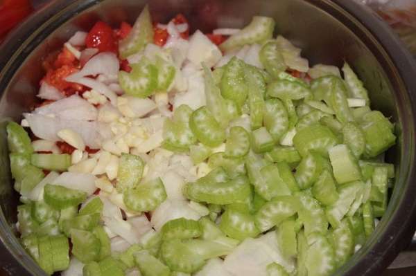 Чеснок (4-5 зубчиков) и сельдерей нарезать кусочками, Лук (1 шт.) нарезать полукольцами, отправить к помидорам. Чеснок (4-5 зубчиков) и сельдерей нарезать кусочками, Лук (1 шт.) нарезать полукольцами, отправить к помидорам.