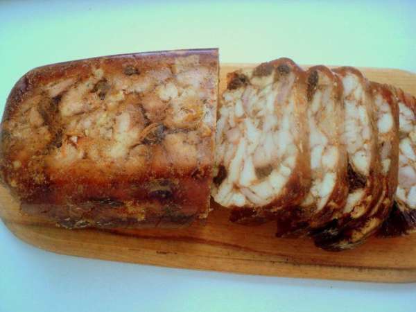 Освободить рулет от пленки и порезать кусочками.
