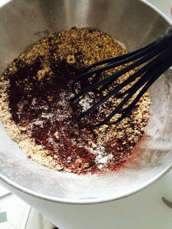Выливаем тесто в форму и в духовку минут на 35 (смотрите по своей духовке, до сухой зубочистки).