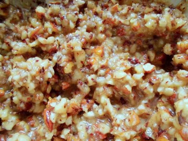 Растопить сливочное масло. Яйцо взбить с сахаром до пышной массы. Добавить к яйцу орехи, масло, лимонную цедру, кардамон, щепотку соли и перемешать. Растопить сливочное масло. Яйцо взбить с сахаром до пышной массы. Добавить к яйцу орехи, масло, лимонную цедру, кардамон, щепотку соли и перемешать.