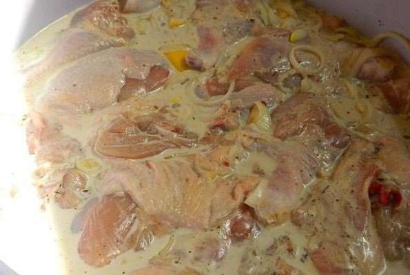 Оставить мариноваться на 2-3 часа, но не больше, так как мясо раскиснет и будет не вкусное! Курица очень быстро маринуется!