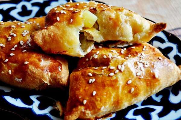 Готовую самсу сложить в глубокую чашку, накрыть крышкой и укутать полотенцем.
До подачи к столу она останется горячей.
Приятного аппетита!