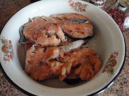 Рыбу нарезать небольшими кусочками, посолить, поперчить (рыба любит розовый перец) и оставить настояться минут на 20.