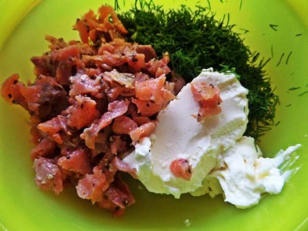 Смешать сыр с кусочками малосольного лосося (у меня в лимонном перце) и укропом. Смешать сыр с кусочками малосольного лосося (у меня в лимонном перце) и укропом.