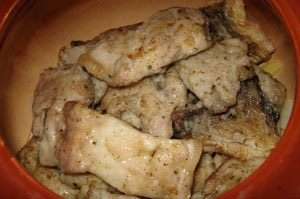 Сверху положить все кусочки рыбы. Сверху положить все кусочки рыбы.