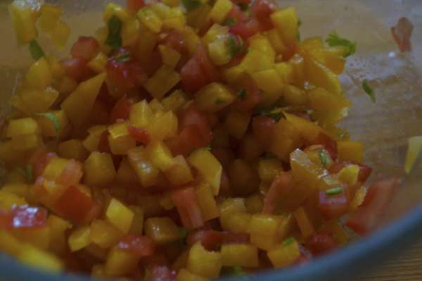Отправляем овощи в чашу, поливаем соком лимона и солим по вкусу. Отправляем овощи в чашу, поливаем соком лимона и солим по вкусу.
