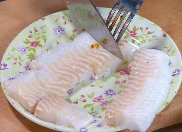 Рыбу нарезать небольшими кусочками, обвалять в панировочной смеси, затем окунуть в яйцо, снова обвалять в панировке. 