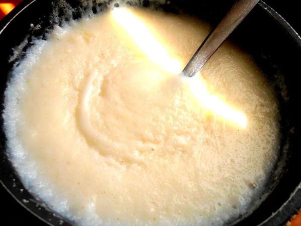 И варим густую манную кашу на молоке с сахаром,солью около 10 минут,помешивая.