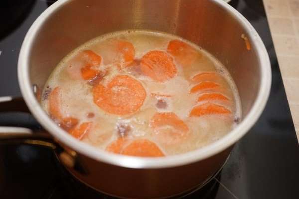 А пока займёмся соусом. Морковь почистим, порежем на колечки и вместе с маслом и натёртым на мелкой тёрке имбирём (длиной примерно 1 см) кладём в сотейник. Заливаем водой, чтобы только покрывало морковь и варим под крышкой на среднем огне 40 минут.