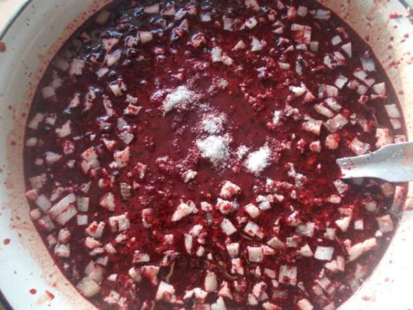 Если в крови есть сгустки, их нужно помолоть на мясорубке. Смешать кровь, сало, предварительно сваренную гречку, посолить и поперчить.