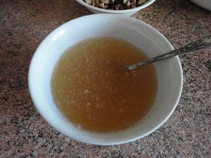 Желтки растереть с сахаром. Не обязательно добиваться растворения сахара. Да это и трудно сделать при таком объеме сахара на три желтка. Молоко закипятить. Плиту выключаем, но кастрюля остается на плите. Добавляем сливочное масло (молоко немного остынет, пока масло растопится) и частями добавляем желтки с сахаром, помешивая, чтобы сахар растворился.