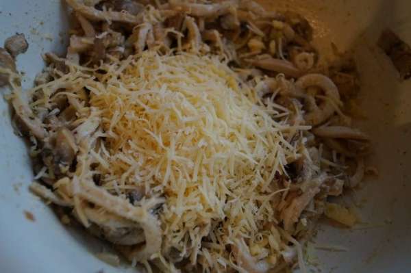 и натертый на мелкой терке сыр (у меня Пармезан), перемешать, добавить майонез и посолить. Еще раз перемешать.