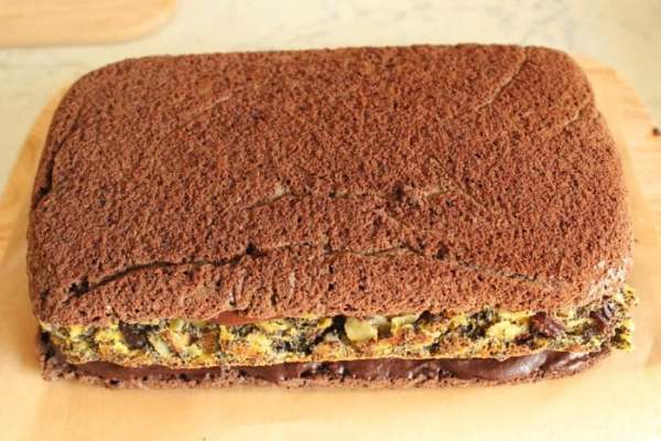 Накрыть вторым шоколадным коржом. Накрыть вторым шоколадным коржом.