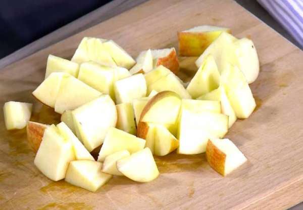 Из половинки лимона выжать сок и полить нарезанные яблоки.