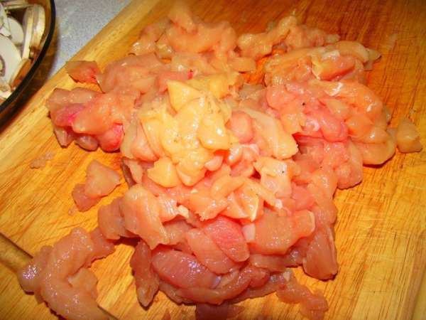 Порежьте куриную грудку. Порежьте куриную грудку.
