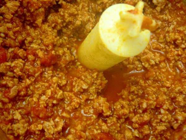 Теперь заливаем томатно-мясным соусом ригатони,в два подхода.Хорошенько распределяем соус по поверхности,помогаем  соусу пальцами:) попасть и в сами ригатони.