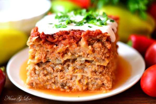 Подавать со сметаной, порезав на порции, или же как вам душе угодно. Сочно, вкусно и очень насыщенно. Приятного аппетита!
