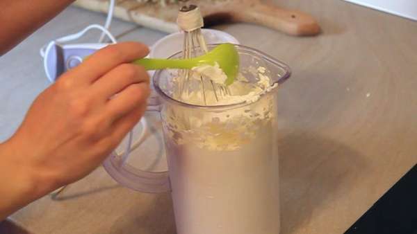 Не забывайте пробовать крем на вкус для определения подходит ли он вам по сладости. Если хотите более сладкий крем – добавьте еще немного сахарной пудры. Но не забывайте, что сметанник должен быть с небольшой кислинкой. Не забывайте пробовать крем на вкус для определения подходит ли он вам по сладости. Если хотите более сладкий крем – добавьте еще немного сахарной пудры. Но не забывайте, что сметанник должен быть с небольшой кислинкой.
