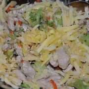 Морковь порезать соломкой.
Лук порезать полу-кольцами (или мельче).
Свинину порезать соломкой и обжарить с луком и морковкой на растительном масле.
Брокколи разобрать на мелкие соцветия, добавить к мясу, добавить специи и в равных частях соевый соус и бульон (или воду). Тушить на медленном огне, пока не уварится почти вся жидкость. Остудить до теплого.
Сыр потереть на терке и смешать с мясом. Морковь порезать соломкой.
Лук порезать полу-кольцами (или мельче).
Свинину порезать соломкой и обжарить с луком и морковкой на растительном масле.
Брокколи разобрать на мелкие соцветия, добавить к мясу, добавить специи и в равных частях соевый соус и бульон (или воду). Тушить на медленном огне, пока не уварится почти вся жидкость. Остудить до теплого.
Сыр потереть на терке и смешать с мясом.