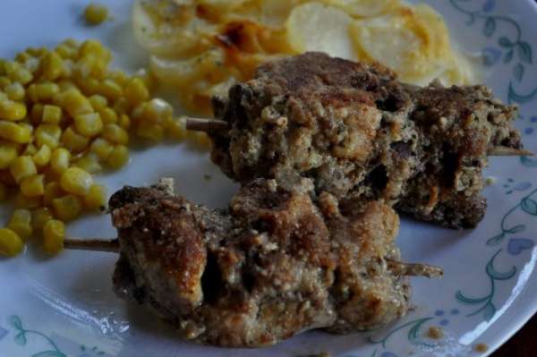 Готовое мясо на шпажках подавать горячим с любым гарниром.