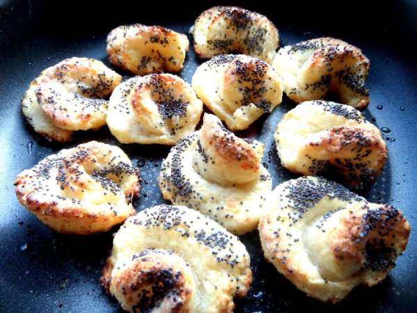 Сначала розочки будут очень мягкими,как булочки,от которых я просто не могу оторваться (съела весь брак!),но потом остынут и станут больше похожи на печенье.