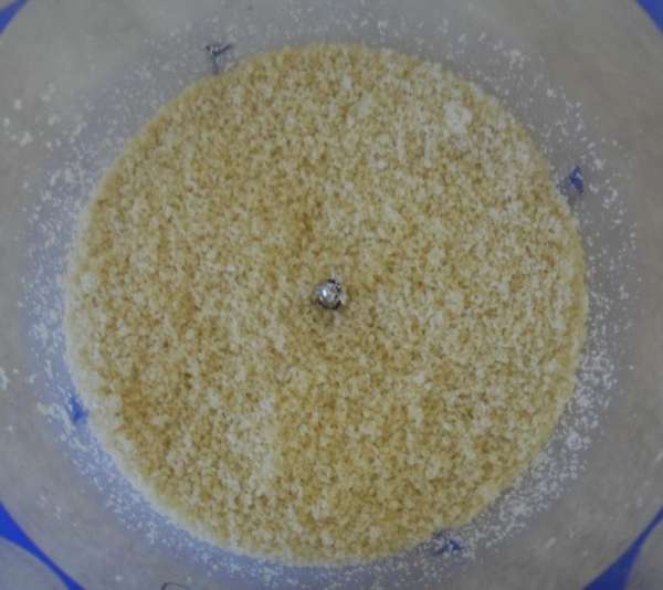Миндаль очистить от кожуры, предварительно замочив в горячей воде на 10 минут, и как можно мельче измельчить в блендере (если используете муку, этот пункт пропускаете).