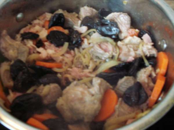 Кладем мясо и бекон к овощам, слегка обжариваем. Добавляем чернослив, убавляем огонь до минимального и тушим до готовности ( тушила 1,5 часа ). На мой вкус соли от бекона вполне достаточно и я не досаливала.
BON APPETIT! Кладем мясо и бекон к овощам, слегка обжариваем. Добавляем чернослив, убавляем огонь до минимального и тушим до готовности ( тушила 1,5 часа ). На мой вкус соли от бекона вполне достаточно и я не досаливала.
BON APPETIT!