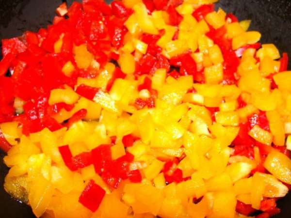 Красный и желтый перец, очистить от семян, порезать мелким кубиком, обжарить в оливковом масле. Добавить 50 мл вина. Красный и желтый перец, очистить от семян, порезать мелким кубиком, обжарить в оливковом масле. Добавить 50 мл вина.
