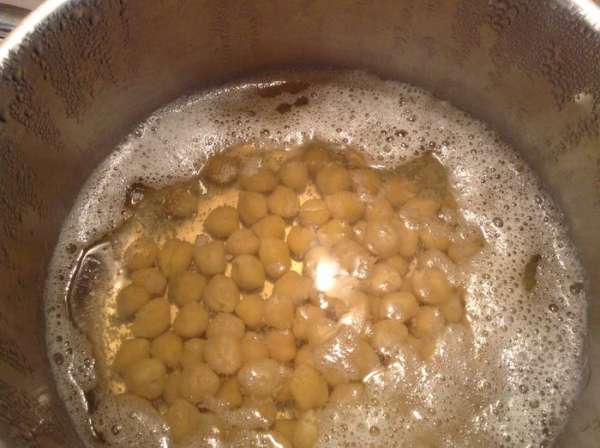 Нут замочить на 6-8 часов (каждые 2 часа менять воду).
Воду слить, залить новой водой. Поставить на огонь, дать закипеть, убавить до минимального и варить 1 час 20 минут. Нут замочить на 6-8 часов (каждые 2 часа менять воду).
Воду слить, залить новой водой. Поставить на огонь, дать закипеть, убавить до минимального и варить 1 час 20 минут.
