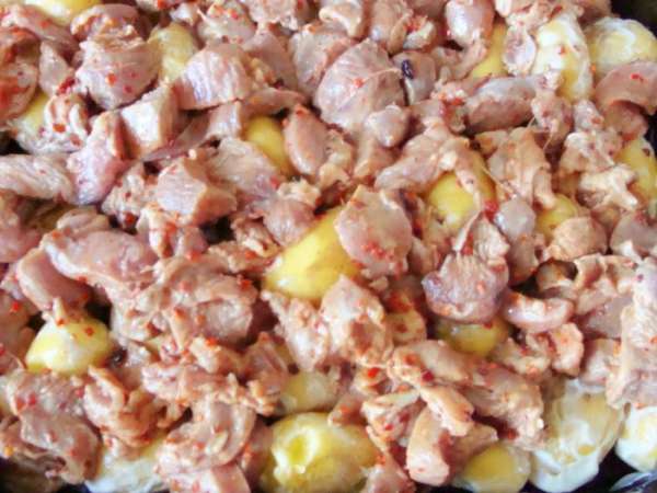 Выложить на противень в один слой, сверху промаринованное мясо. 
