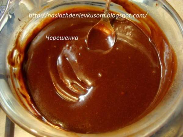 На медленном огне доводим глазурь до средней густоты, примерно 3-4 минуты. В дальнейшем, когда глазурь застынет, она станет более густой, поэтому не передержите ее на огне…