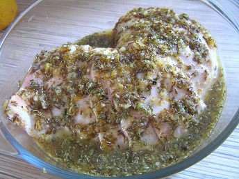 Залить свинину маринадом. Убрать в холод минимум на 2 часа. Если мясо покрыто маринадом не полностью, нужно периодически переворачивать его на другую сторону для равномерного маринования.