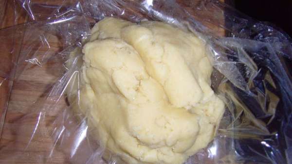 из масла, сахара, муки, щепотки соли и яйца замесить тесто, охладить под плёнкой в течении часа.