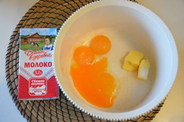 Отделить желтки от белков. К желткам добавить мягкое сливочное масло «Домик в деревне», сахар. Отделить желтки от белков. К желткам добавить мягкое сливочное масло «Домик в деревне», сахар.