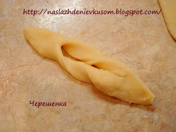 … а затем в этот разрез пропустить один из уголков теста и вывернуть наружу… Получается вот такая фигурка…