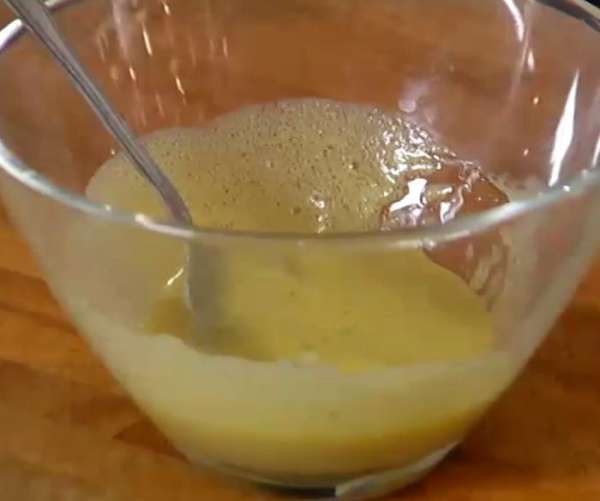 Приготовить соус Vinaigrette: соединить оливковое масло, уксус, горчицу, посолить, поперчить и перемешать.