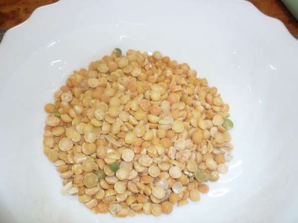 Мясо, симпатичный кусочек с косточкой и жирком (лучше всего - грудинка), в моем случае - свинина, ставим варить. Снимаем пенку, солим и варим мин 30 на очень медленном огне. Горох промыть. Мясо, симпатичный кусочек с косточкой и жирком (лучше всего - грудинка), в моем случае - свинина, ставим варить. Снимаем пенку, солим и варим мин 30 на очень медленном огне. Горох промыть.